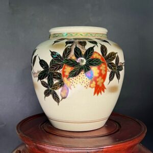 Bình hoa Kutani Nhật bản vẽ tay hoạ tiết chiếc lá và trái lựu
